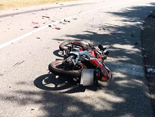 Drsný střet auta a motorky: Řidička motocyklu skončila v nemocnici