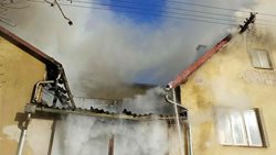 Požár rodinného domu při kterém byl popálen muž vznikl od žhavého popela