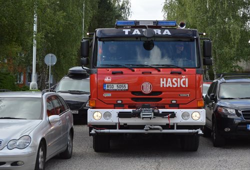Hasiči žádají  řidiče “Prosíme parkujte ohleduplně, nemáme čas čekat, až přeparkujete VIDEO