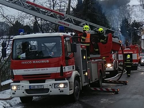 U nočního požáru zasahovaly čtyři jednotky hasičů