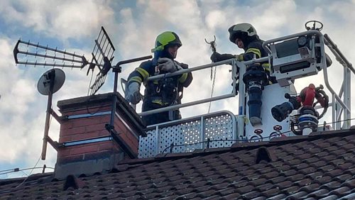 Plameny v komíně ohrozily dům, hasiči zasáhli včas