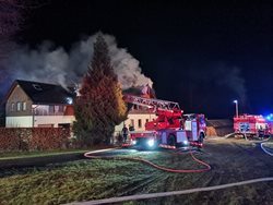Požár ve Světlé pod Ještědem zaměstnal v noci na sedm jednotek hasičů