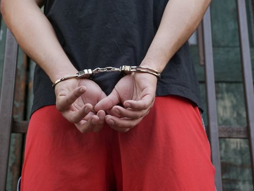 Předstíral zdravotní potíže, pak zaútočil na policistu. Agresivnímu muži hrozí trest