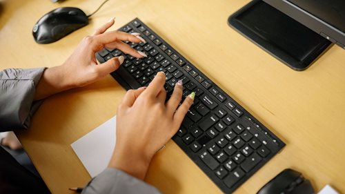 Chtěla výhodně investovat, přišla o více než 700 tisíc. Dalších 380 tisíc zachránila banka