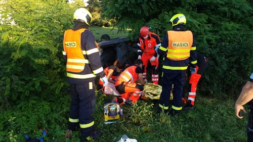 Zraněného řidiče transportoval vrtulník do nemocnice
