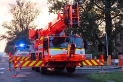 V Mošnově poškodil padlý strom několik zaparkovaných aut, hasiči museli využít silný jeřáb VIDEO/FOTOGALERIE