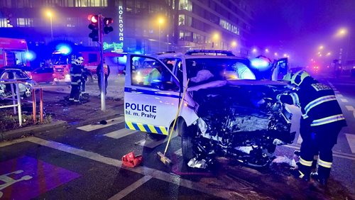 Srážka s městskou policií: Hasiči zasahovali, dvě osoby skončily v péči záchranářů