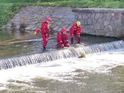 Hasiči trénovali záchranu z vodního válce