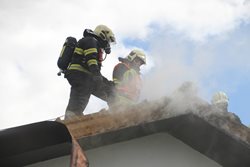 Požár střechy rodinného domu v Průhonicích likvidovaly čtyři jednotky VIDEO