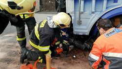 Střet osobního auta s nákladním skončil tragicky