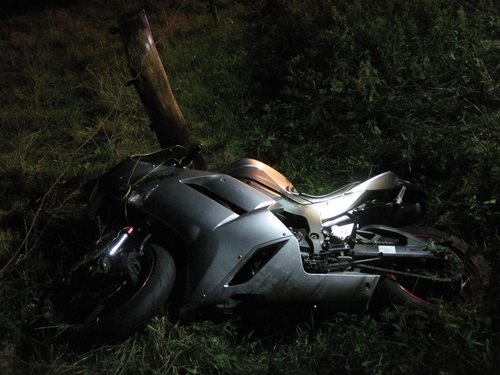 Motorkář skončil i se svým strojem za svodidly