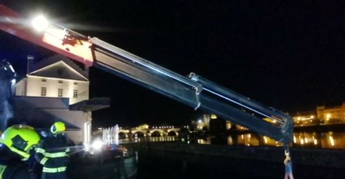 Na Kampě sjelo auto do Vltavy, na místě zasahovali potápěči pražských hasičů