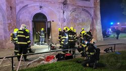 Hudební klub v zámeckém parku v Cholticích pohltily plameny, naštěstí jen cvičně