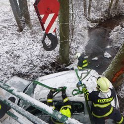 Hasiči vyprostili auto z potoka v Dolní Kalné