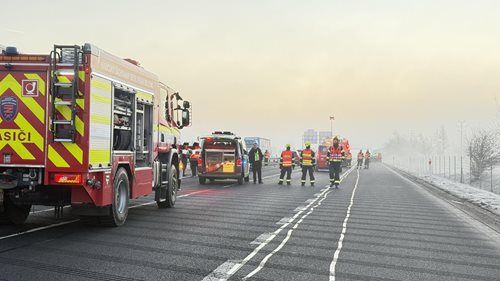 Řetězová nehoda ochromila provoz na dálnici
