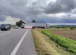 Střet nákladního auta a motorky měl jednu oběť