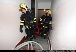 Požár bytu v Praze 2 způsobil škodu 100.000 korun, dvě osoby byly zraněny