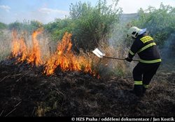 Dopřejte pražským hasičům klidný den s „čarodějnicemi“