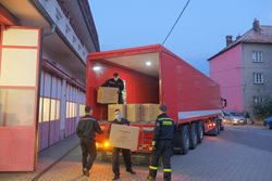 Hasiči přivezli večer do Ostravy respirátory pro moravskoslezské učitele