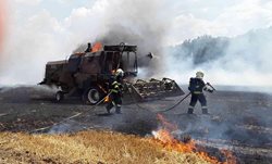 Polední požár kombajnu na poli u obce Bochoř v Olomouckém kraji