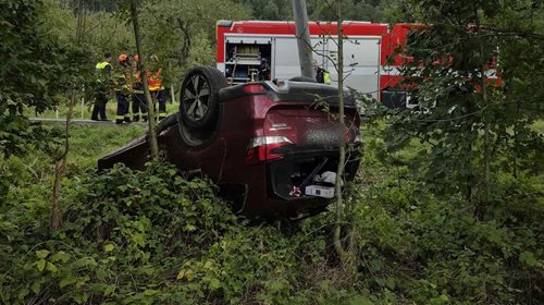 Den plný nehod: Auta na střeše, střet s vlakem i sražený chodec