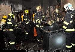 Při požáru vybavení bytu v Praze 2 se nadýchali zplodin hoření dva nájemníci