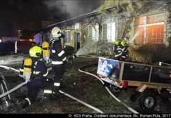 Požár haly v pražské Vinoři/VIDEO