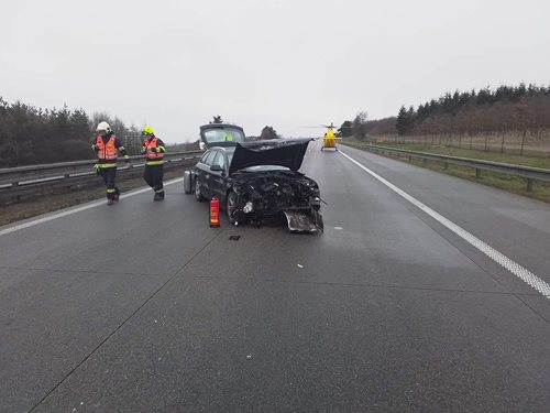 Nehoda dvou osobních vozidel zastavila v neděli odpoledne provoz na D1