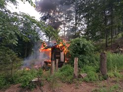Tragický požár lesní chatky na Novojičínsku