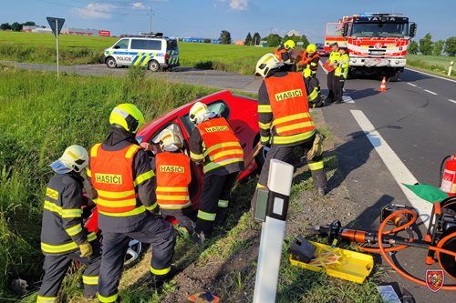 Při nehodě dvou osobních vozidel v Dolních Životicích museli hasiči odstřihnout dveře