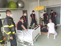 Odborníci z Nemocnice AGEL Český Těšín školili hasiče, jak manipulovat s nemohoucími či extrémně obézními