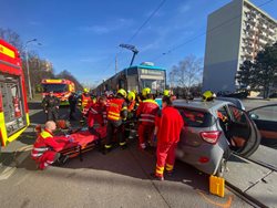 Při srážce osobního vozu a tramvaje museli hasiči vyprostit řidičku