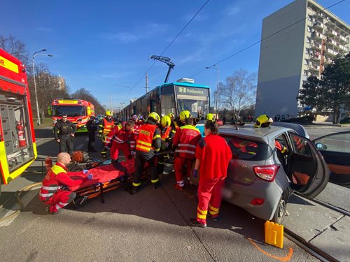 Při srážce osobního vozu a tramvaje museli hasiči vyprostit řidičku