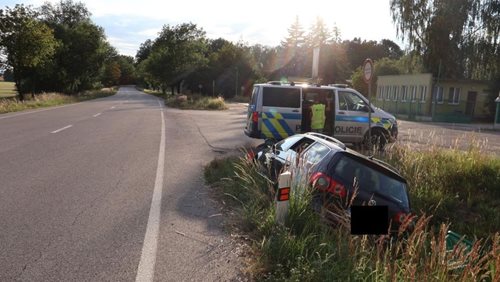 Sarančata způsobila vážnou nehodu. Řidič skončil mimo silnici