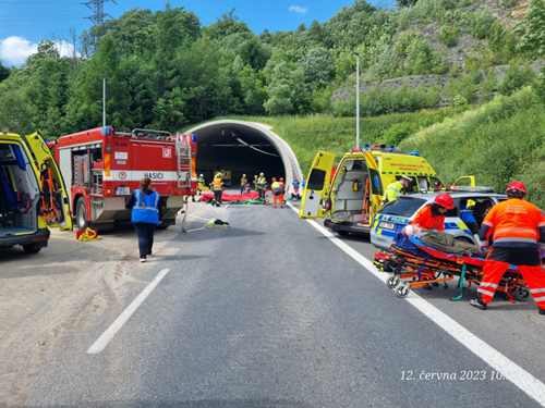 Požár vozu i nepozornost projíždějících řidičů s následnou nehodou byly námětem cvičení složek IZS