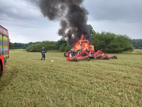 Traktor vzplál během sklizně. Rychlý zásah zabránil větším škodám