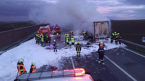 Požár kamionu zaměstnal hasiče na hranici