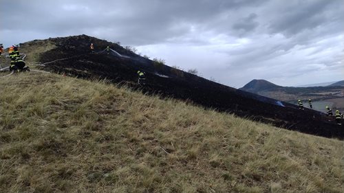 Požár suché trávy se kvůli větru rychle rozšířil, hasiči bojovali celé hodiny