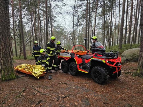 Šestikolka pomohla zraněné turistce v náročném terénu