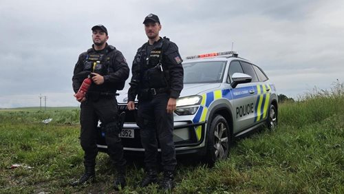  Vteřiny rozhodovaly. Policisté vytáhli řidiče z hořícího auta těsně před tragédií