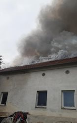 Pět jednotek zasahovalo u požáru domu a přístřešku v Luhách na Příbramsku