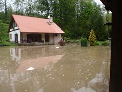 Dobrovolní i profesionální hasiči odstraňovali následky prudkého deště ve Zlínském kraji. 