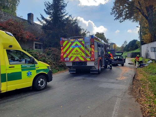 Řidič při nehodě v Pohoří utrpěl zranění, hasiči zajistili auto a místo události