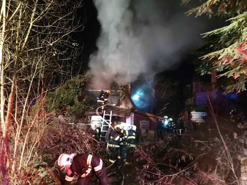 Požár chaty měl zásadní následky, plameny objekt zcela zničily