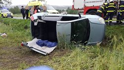 U obce Strměchy na Pelhřimovsku skončilo po nehodě osobní vozidlo převrácené na boku