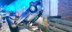 V Plané nad Lužnicí skončilo auto opřené o dům