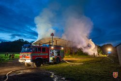 Požár seníku ve Lhotce způsobil škodu za dva miliony korun, bojovalo s ním osm jednotek hasičů