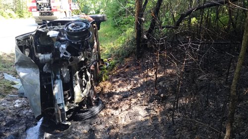 Po vyproštění osoby z havarovaného auta začal vůz hořet