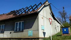Požár zachvátil část střechy rodinného domku 