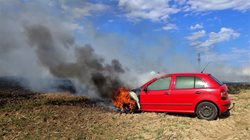 Hořela Fabia, plameny se rozšířily na strniště